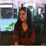 Studentessa universitaria impartisce lezioni in lingua francese, inglese e spagnolo
